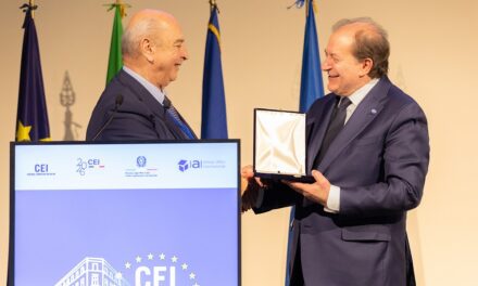 IL SINDACO ROBERTO DIPIAZZA HA CONSEGNATO AL SEGRETARIO DELL’INCE, FRANCO DAL MAS, UN RICONOSCIMENTO IN OCCASIONE DELLE CELEBRAZIONI DEL TRENTENNALE DELL’INCE