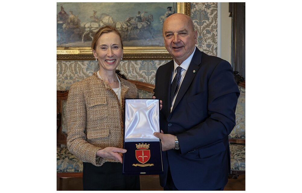 IL SINDACO HA RICEVUTO L’AMBASCIATRICE D’IRLANDA IN ITALIA, S. E. ELIZABETH MCCULLOUGH