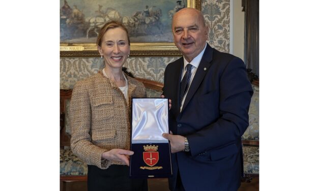 IL SINDACO HA RICEVUTO L’AMBASCIATRICE D’IRLANDA IN ITALIA, S. E. ELIZABETH MCCULLOUGH
