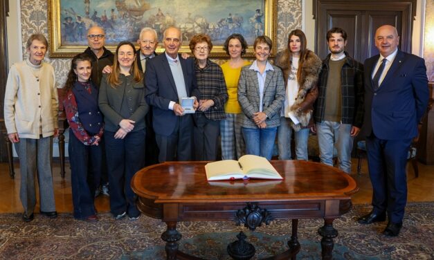 IL SINDACO HA CONFERITO IL SIGILLO TRECENTESCO AI CONIUGI SONJA POLOJAZ E GIOVANNI LOKAR PER LA DONAZIONE ALLA CITTÀ DI UNA PREZIOSA COLLEZIONE DI PORCELLANE DEL SETTECENTO