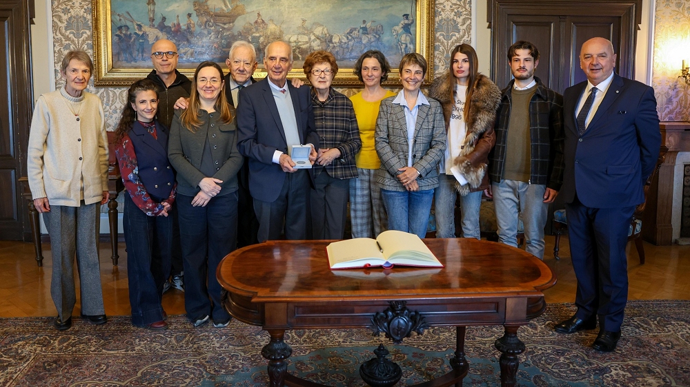 IL SINDACO HA CONFERITO IL SIGILLO TRECENTESCO AI CONIUGI SONJA POLOJAZ E GIOVANNI LOKAR PER LA DONAZIONE ALLA CITTÀ DI UNA PREZIOSA COLLEZIONE DI PORCELLANE DEL SETTECENTO