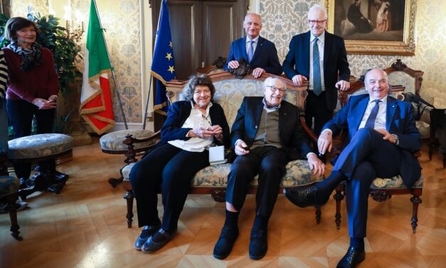 IL SINDACO ROBERTO DIPIAZZA HA CONFERITO IL SIGILLO TRECENTESCO AD ANNAMARIA E LUCIANO LUCIANI CHE HANNO DONATO ALLA CITTÀ UNA COLLEZIONE DI 116 OPERE D’ARTE