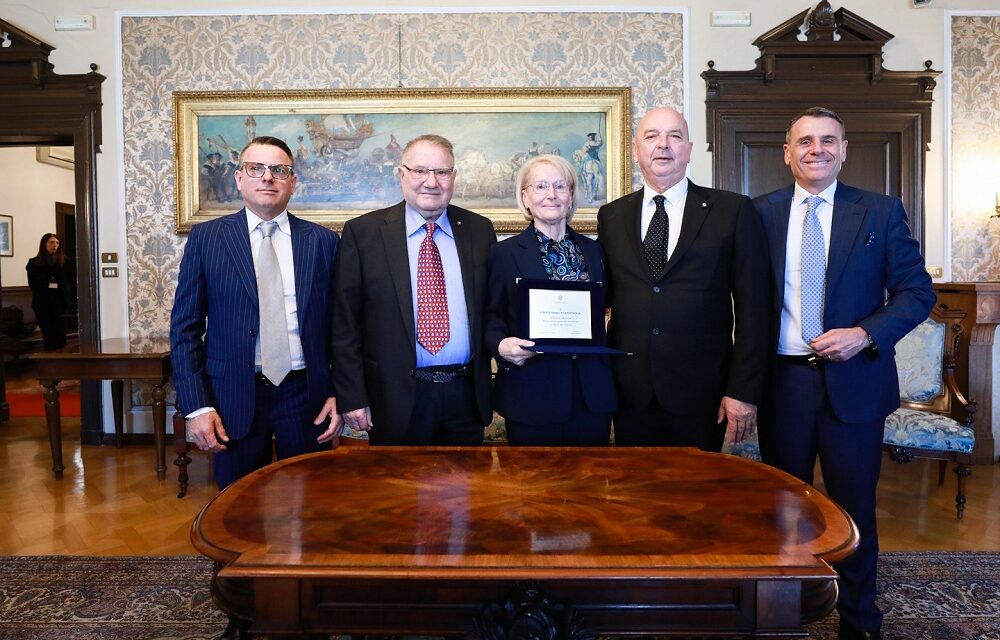 IL SINDACO DIPIAZZA HA CONSEGNATO UNA TARGA AI CONIUGI ROBERTO FRANZ E RITA ROSTIROLLA