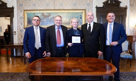 IL SINDACO DIPIAZZA HA CONSEGNATO UNA TARGA AI CONIUGI ROBERTO FRANZ E RITA ROSTIROLLA