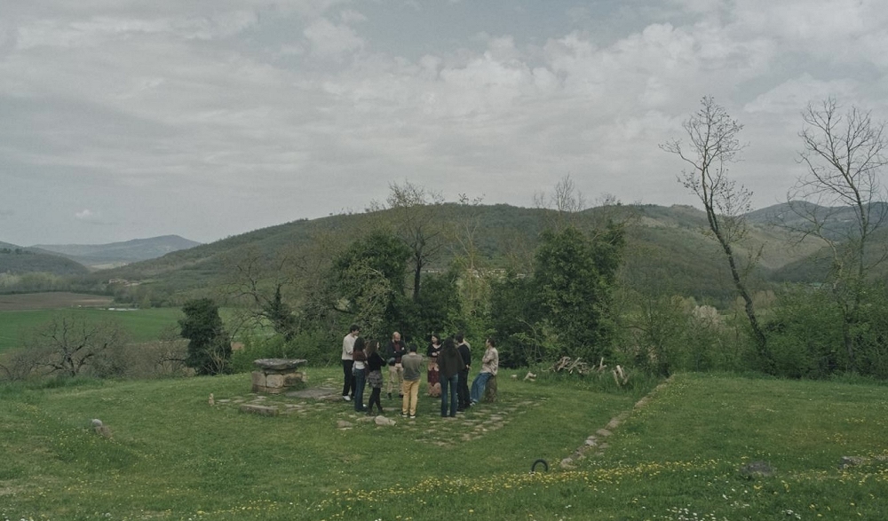 Esce in sala E se ora, lontano un’altra voce esiste