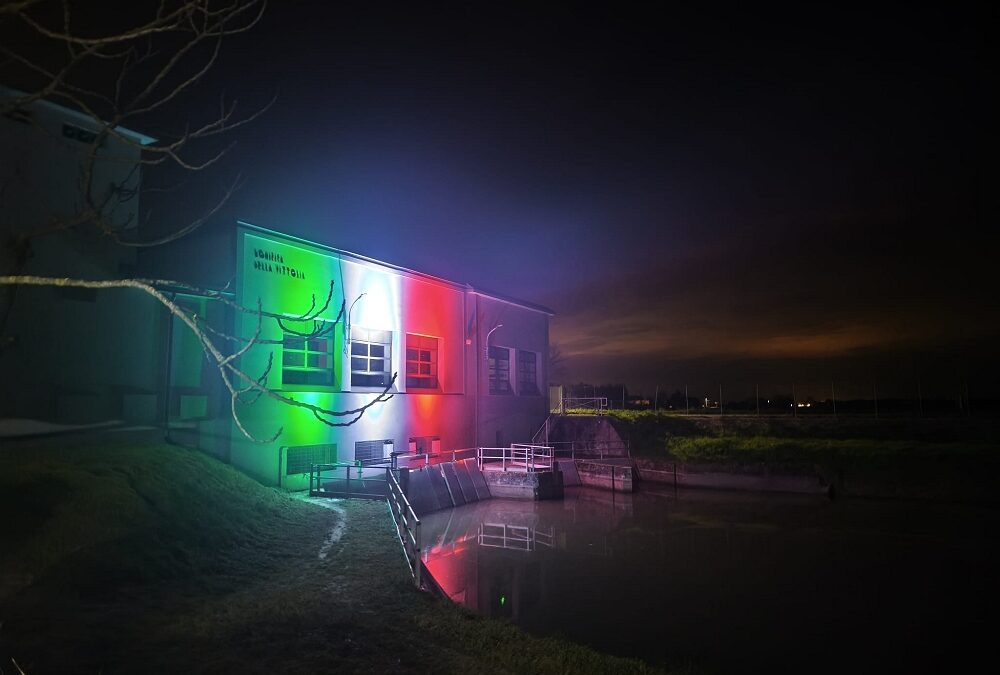 FOSSALON di Grado: l’idrovora VITTORIA illuminata con il tricolore