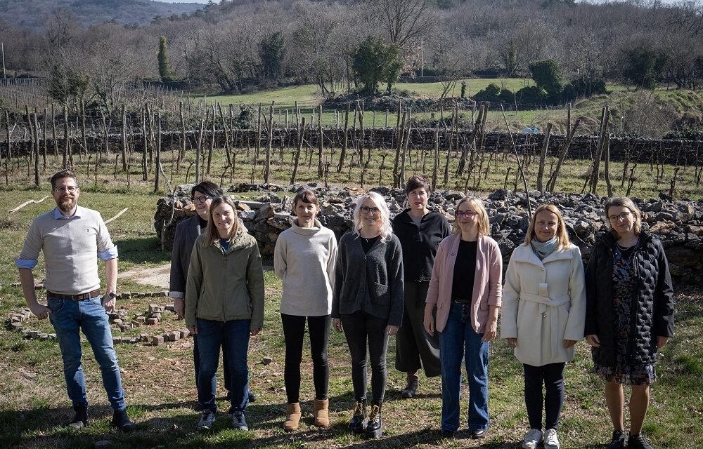 GAL CARSO – PROGETTO INTERREG ITA-SLO “KRAS 4 US”: RIUNITI A SGONICO I PARTNER DI PROGETTO PER LA DEFINIZIONE DELLA STRATEGIA CONDIVISA SUL CARSO COME LABORATORIO DI COOPERAZIONE TRANSFRONTALIERA