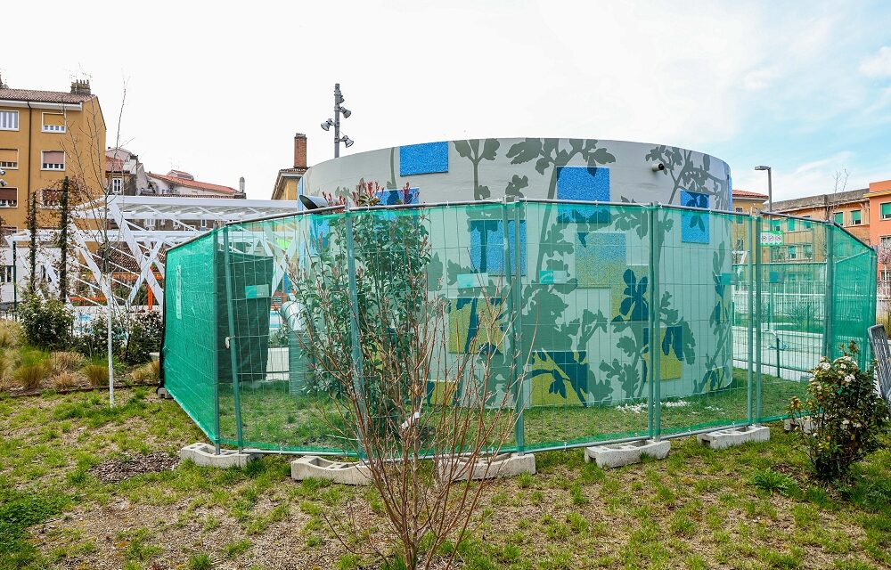 UN NUOVO MOSAICO METTE UNA PRESTIGIOSA CHIOSA ARTISTICA SUI LAVORI ALL’EX CASERMA DI ROIANO GRAZIE A UNA PECULIARE LEGGE DEL 1949