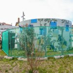 UN NUOVO MOSAICO METTE UNA PRESTIGIOSA CHIOSA ARTISTICA SUI LAVORI ALL’EX CASERMA DI ROIANO GRAZIE A UNA PECULIARE LEGGE DEL 1949