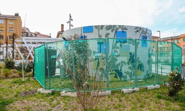 UN NUOVO MOSAICO METTE UNA PRESTIGIOSA CHIOSA ARTISTICA SUI LAVORI ALL’EX CASERMA DI ROIANO GRAZIE A UNA PECULIARE LEGGE DEL 1949