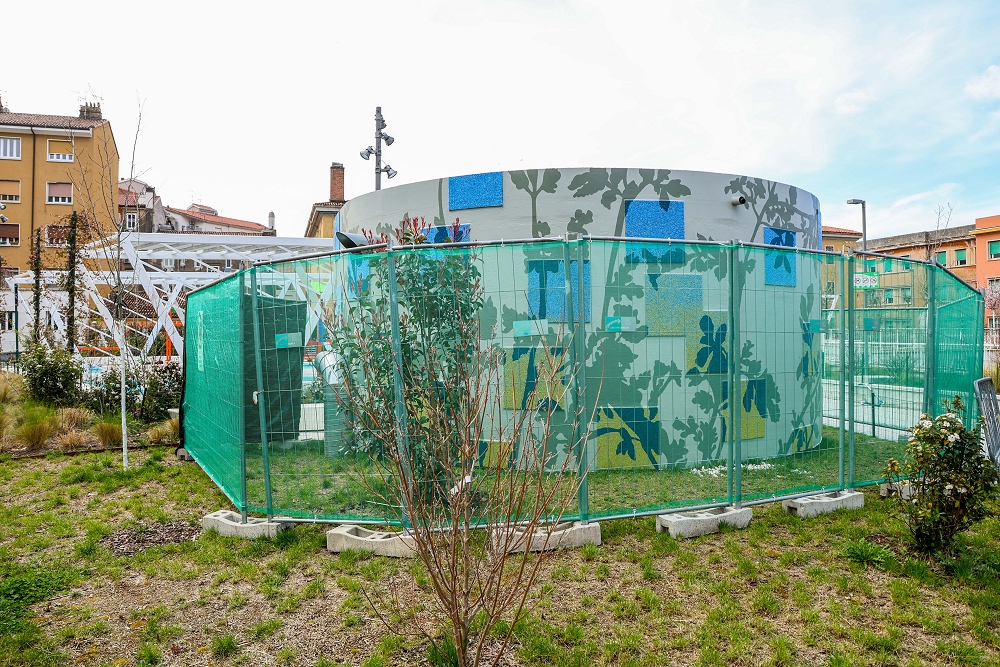 UN NUOVO MOSAICO METTE UNA PRESTIGIOSA CHIOSA ARTISTICA SUI LAVORI ALL’EX CASERMA DI ROIANO GRAZIE A UNA PECULIARE LEGGE DEL 1949