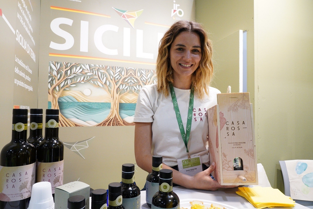 A OLIO CAPITALE L’ATTRICE GIUSY BUSCEMI CON LA SUA AZIENDA “CASA ROSSA”