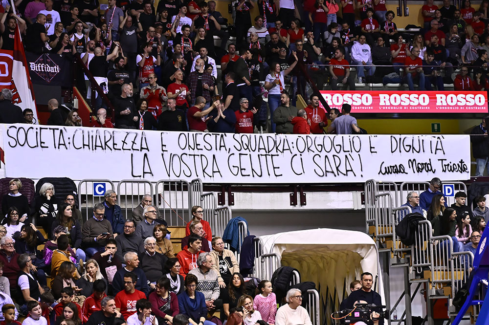 LA PALLACANESTRO Trieste vince lo scontro con Trento: al PalaTrieste si chiude 84-78