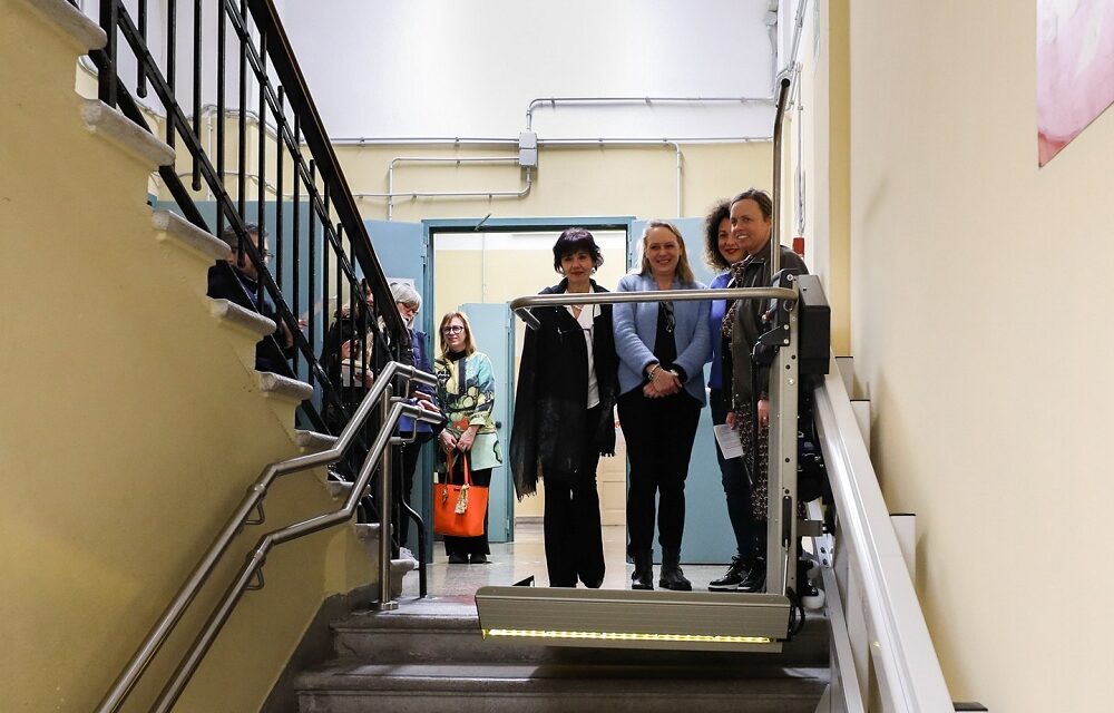 SCUOLA PRIMARIA “EMO TARABOCHIA”, INSTALLATO UN NUOVO SERVOSCALA PER L’ABBATTIMENTO DELLE BARRIERE ARCHITETTONICHE