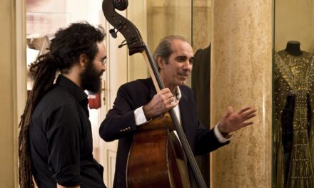 MERCOLEDÌ 18 MARZO ALLE ORE 17.30 AL CIVICO MUSEO TEATRALE “CARLO SCHMIDL” TERZO APPUNTAMENTO DELL’EDIZIONE PRIMAVERA 2026 DEL CICLO “LE STANZE DELLA MUSICA” DEDICATO AL CONTRABBASSO