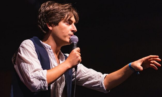 AL TEATRO VERDI PORDENONE IN ESCLUSIVA REGIONALE “MIA MAMMA FA IL NOTAIO, MA ANCHE IL RISOTTO” , PREMIATO SPETTACOLO D’ESORDIO DI FILIPPO CAPOBIANCO