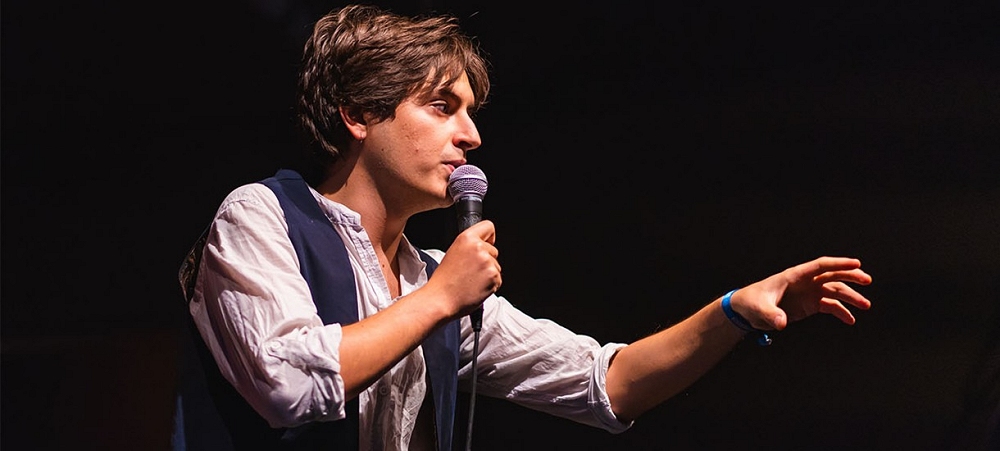 AL TEATRO VERDI PORDENONE IN ESCLUSIVA REGIONALE “MIA MAMMA FA IL NOTAIO, MA ANCHE IL RISOTTO” , PREMIATO SPETTACOLO D’ESORDIO DI FILIPPO CAPOBIANCO