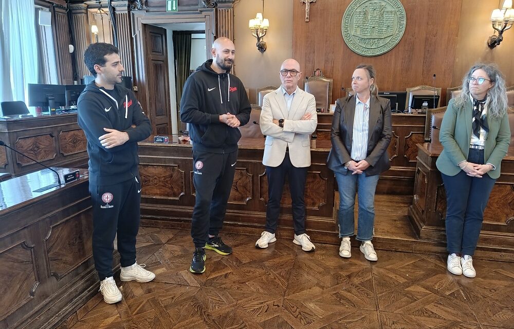 IL VICESINDACO TONEL E L’ASSESSORE LODI HANNO RICEVUTO IN SALA DEL CONSIGLIO LA FORMAZIONE UNDER 15 ECCELLENZA DEL BASKETRIESTE