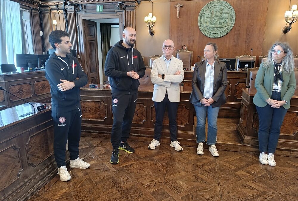 IL VICESINDACO TONEL E L’ASSESSORE LODI HANNO RICEVUTO IN SALA DEL CONSIGLIO LA FORMAZIONE UNDER 15 ECCELLENZA DEL BASKETRIESTE