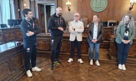 IL VICESINDACO TONEL E L’ASSESSORE LODI HANNO RICEVUTO IN SALA DEL CONSIGLIO LA FORMAZIONE UNDER 15 ECCELLENZA DEL BASKETRIESTE
