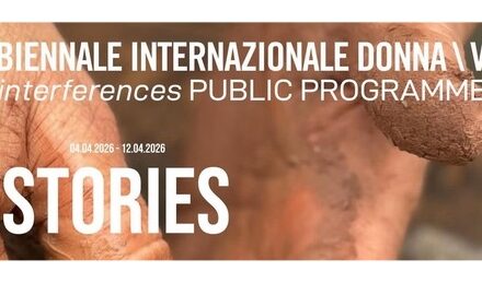 Alla Biennale Internazionale Donna arriva “Stories as Forms”, mostra effimera tra artigianato, memoria e solidarietà