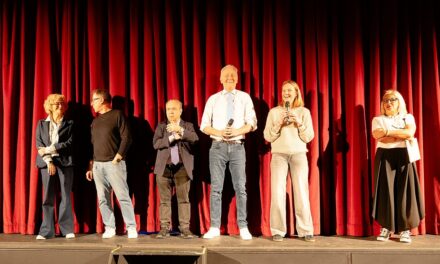 OLTRE 700 RAGAZZI E RAGAZZE HANNO ASSISTITO QUESTA MATTINA ALLA SPETTACOLO AL TEATRO BOBBIO “CONDIVIDI?” NELL’AMBITO DEL PROGETTO DI SENSIBILIZZAZIONE CONTRO IL BULLISMO E IL CYBERBULLISMO