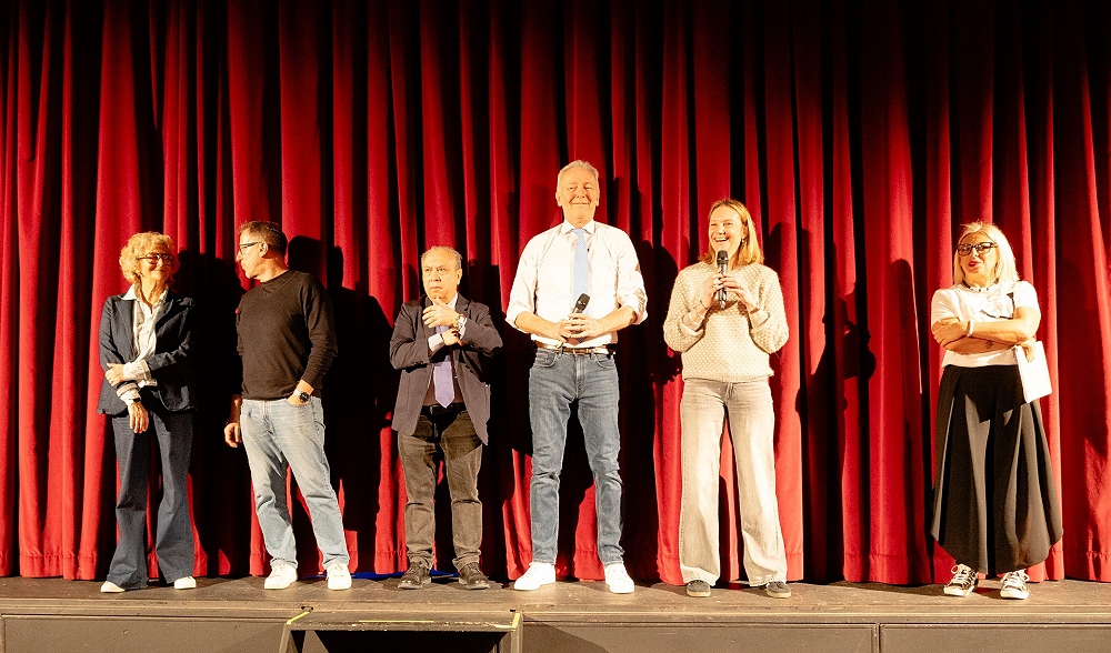 OLTRE 700 RAGAZZI E RAGAZZE HANNO ASSISTITO QUESTA MATTINA ALLA SPETTACOLO AL TEATRO BOBBIO “CONDIVIDI?” NELL’AMBITO DEL PROGETTO DI SENSIBILIZZAZIONE CONTRO IL BULLISMO E IL CYBERBULLISMO