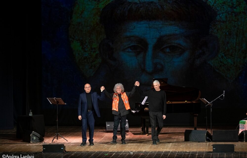 ALLA SALA DELLE ASSICURAZIONI GENERALI DEL TEATRO STABILE DEL FVG IL ROSSETTI ALDO CAZZULLO E ANGELO BRANDUARDI CI OFFRONO UN SAN FRANCESCO SENZA DISTANZA E SENZA TEMPO IN “FRANCESCO”