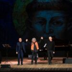 ALLA SALA DELLE ASSICURAZIONI GENERALI DEL TEATRO STABILE DEL FVG IL ROSSETTI ALDO CAZZULLO E ANGELO BRANDUARDI CI OFFRONO UN SAN FRANCESCO SENZA DISTANZA E SENZA TEMPO IN “FRANCESCO”