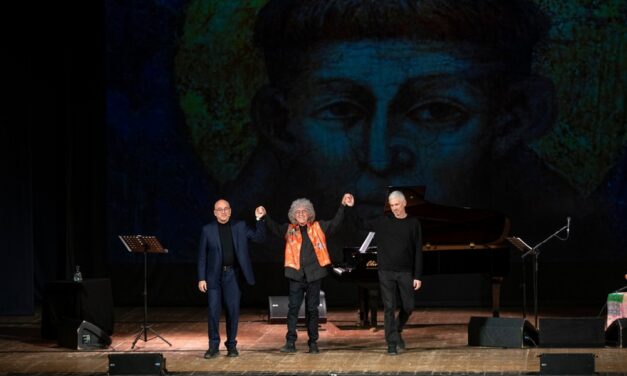 ALLA SALA DELLE ASSICURAZIONI GENERALI DEL TEATRO STABILE DEL FVG IL ROSSETTI ALDO CAZZULLO E ANGELO BRANDUARDI CI OFFRONO UN SAN FRANCESCO SENZA DISTANZA E SENZA TEMPO IN “FRANCESCO”