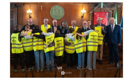 SICUREZZA SUL LAVORO: IN SALA DEL CONSIGLIO CONSEGNATI DIPLOMI E GILET AGLI ALUNNI DELLA SCUOLA CAPRIN