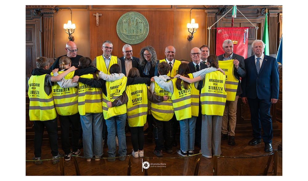 SICUREZZA SUL LAVORO: IN SALA DEL CONSIGLIO CONSEGNATI DIPLOMI E GILET AGLI ALUNNI DELLA SCUOLA CAPRIN