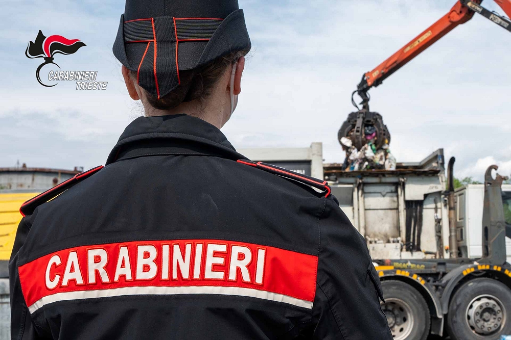 Trieste, recuperati dai Carabinieri 7.000 euro finiti per sbaglio tra i rifiuti