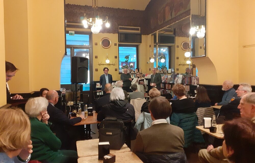 AMPIO SUCCESSO AL CAFFÈ SAN MARCO DEL 5° “CENACOLO DEL CAFFÈ” SU “I GRECI E I LOCALI STORICI DI TRIESTE”