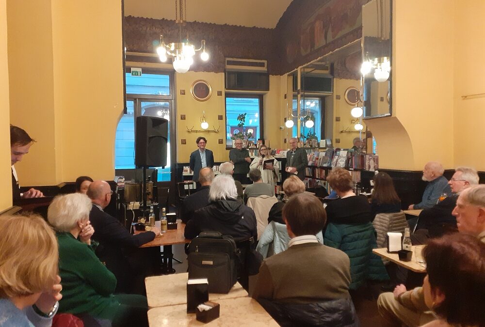AMPIO SUCCESSO AL CAFFÈ SAN MARCO DEL 5° “CENACOLO DEL CAFFÈ” SU “I GRECI E I LOCALI STORICI DI TRIESTE”