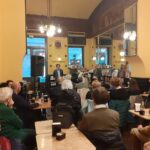 AMPIO SUCCESSO AL CAFFÈ SAN MARCO DEL 5° “CENACOLO DEL CAFFÈ” SU “I GRECI E I LOCALI STORICI DI TRIESTE”