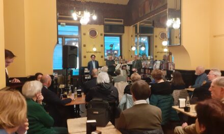 AMPIO SUCCESSO AL CAFFÈ SAN MARCO DEL 5° “CENACOLO DEL CAFFÈ” SU “I GRECI E I LOCALI STORICI DI TRIESTE”