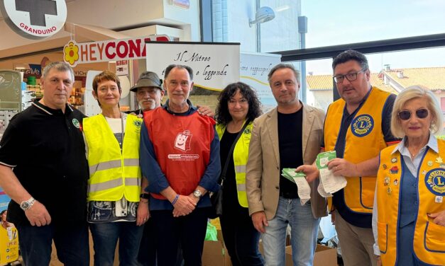 Consegnati buoni spesa per 1.100 euro alle famiglie del territorio: il Lions Club Duino Aurisina a sostegno della comunità