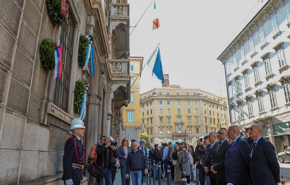 DEPOSTE SULLA FACCIATA DEL CONSERVATORIO TARTINI LE CORONE D’ALLORO IN MEMORIA DEI MARTIRI DI VIA GHEGA