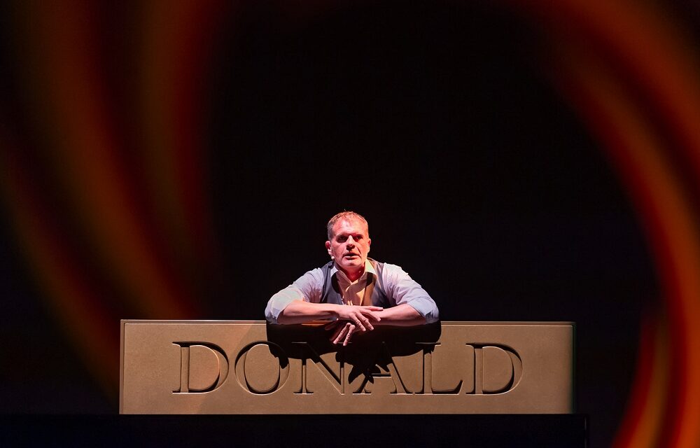 Stefano Massini protagonista al Teatro Stabile del Friuli Venezia Giulia con il nuovo spettacolo intitolato “DONALD. Storia molto più che leggendaria di un Golden Man”