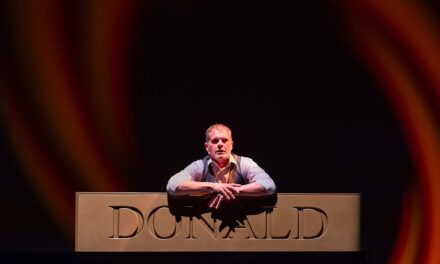 “DONALD STORIA MOLTO PIÙ CHE LEGGENDARIA DI UN GOLDEN MAN”: AL TEATRO ROSSETTI STEFANO MASSINI PORTA IN SCENA IL RACCONTO DI UN’ASCESA INQUIETA