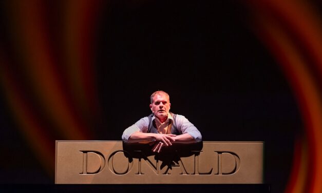 “DONALD STORIA MOLTO PIÙ CHE LEGGENDARIA DI UN GOLDEN MAN”: AL TEATRO ROSSETTI STEFANO MASSINI PORTA IN SCENA IL RACCONTO DI UN’ASCESA INQUIETA