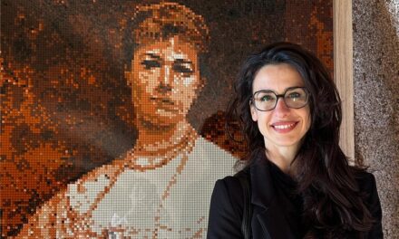 L’attrice Lara Komar in visita a “Pezzi di Storia. Il Castello di Duino si racconta in mattoncini LEGO”