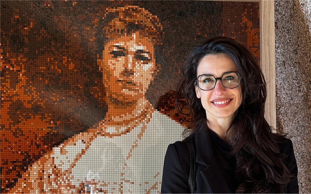 L’attrice Lara Komar in visita a “Pezzi di Storia. Il Castello di Duino si racconta in mattoncini LEGO”