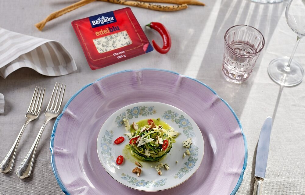 Semplici ingredienti freschi per un piatto sfizioso: spaghetti di zucchine con pesto alle mandorle ed erborinato