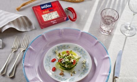 Semplici ingredienti freschi per un piatto sfizioso: spaghetti di zucchine con pesto alle mandorle ed erborinato