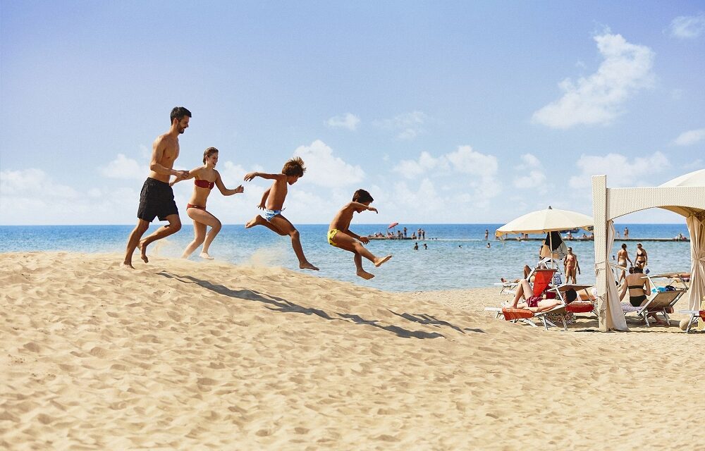 GRADO APRE LA STAGIONE: UN PRIMO SGUARDO SULLE PROPOSTE 2026 DEGLI STABILIMENTI BALNEARI