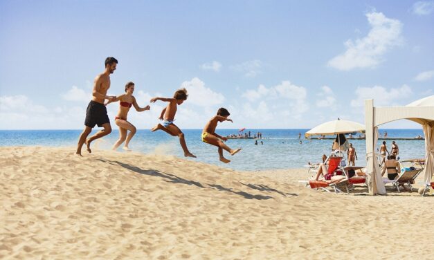 GRADO APRE LA STAGIONE: UN PRIMO SGUARDO SULLE PROPOSTE 2026 DEGLI STABILIMENTI BALNEARI