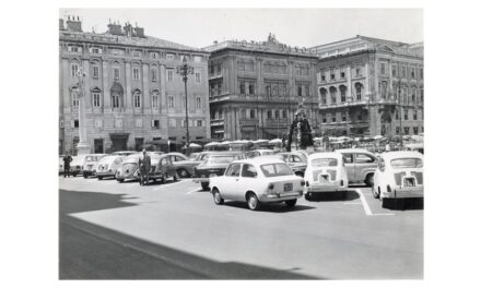 DOMENICA 12 APRILE ULTIMO PERCORSO “IN &OUT”: ALLE ORE 11 VISITA ALLA MOSTRA “LA FOTOTECA IN PIAZZA. SCATTI DI STORIA E STORIE” CON LA CURATRICE, CLAUDIA COLECCHIA E ALLE ORE 12 PASSEGGIATA URBANA GUIDATA DA FRANCESCA PITACCO