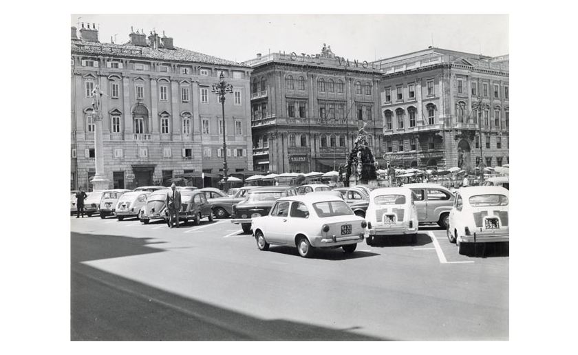DOMENICA 12 APRILE ULTIMO PERCORSO “IN &OUT”: ALLE ORE 11 VISITA ALLA MOSTRA “LA FOTOTECA IN PIAZZA. SCATTI DI STORIA E STORIE” CON LA CURATRICE, CLAUDIA COLECCHIA E ALLE ORE 12 PASSEGGIATA URBANA GUIDATA DA FRANCESCA PITACCO
